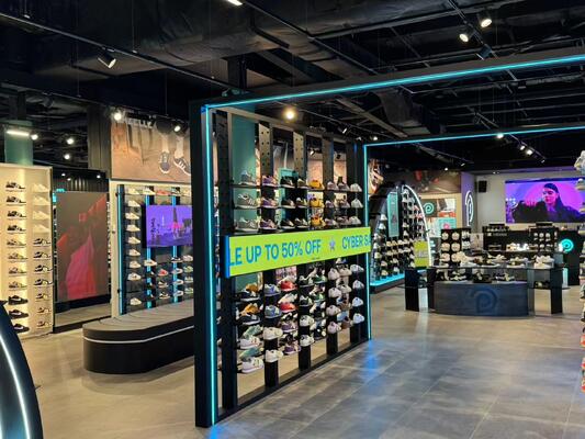 Tanda Tampilan Jendela LED Pixel Pitch yang Disesuaikan Bingkai Aluminium Desain Mulus Solusi Digital Signage Kecerahan Tinggi