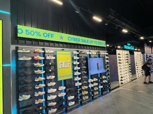 Tanda Tampilan Jendela LED Pixel Pitch yang Disesuaikan Bingkai Aluminium Desain Mulus Solusi Digital Signage Kecerahan Tinggi