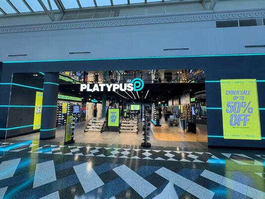 Tanda Tampilan Jendela LED Pixel Pitch yang Disesuaikan Bingkai Aluminium Desain Mulus Solusi Digital Signage Kecerahan Tinggi