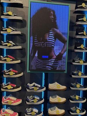 Tanda tampilan jendela LED luar dengan sudut pandang yang luas dan bingkai aluminium yang memastikan komunikasi visual yang efektif