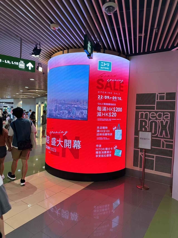 Soft P2 Curve Indoor Fixed Led Screen Cylinder Wall Di Pusat Perbelanjaan Iklan